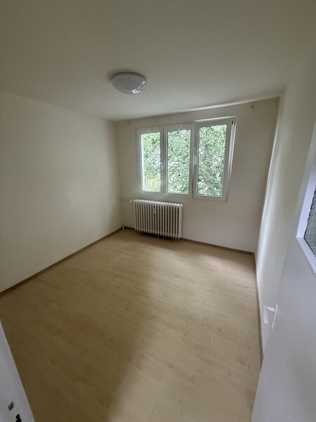 Berceni, de vanzare 3 camere decomandat, mobilat, utilat.