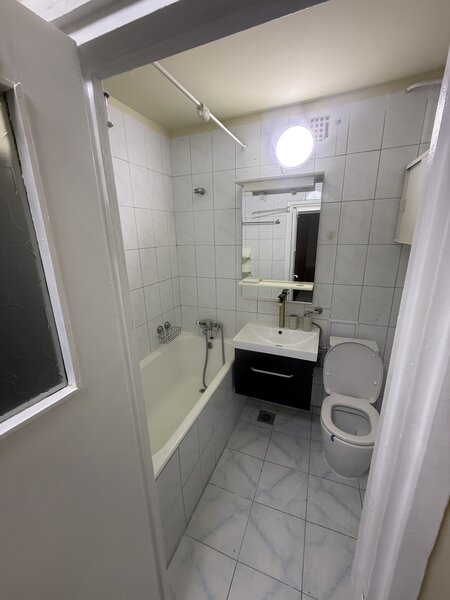 Berceni, de vanzare 3 camere decomandat, mobilat, utilat.