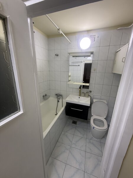 Berceni, de vanzare 3 camere decomandat, mobilat, utilat.